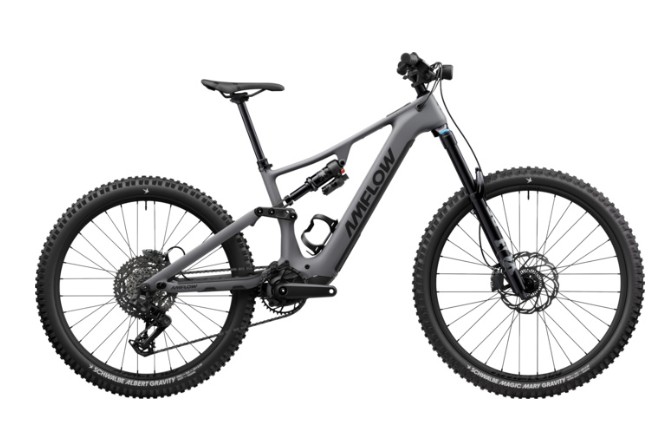 Das Amflow PR Carbon Pro ist ein hochwertiges E-Mountainbike mit leichtem Carbonrahmen, Vollfederung, integriertem Akku und kraftvollem Antriebssystem. Es wurde für anspruchsvolle Trail- und Enduro-Einsätze entwickelt und kombiniert geringes Gewicht mit hoher Performance im Gelände.